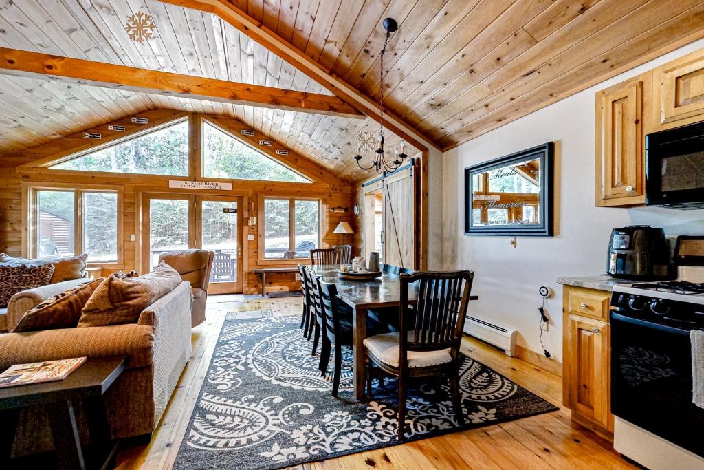 Sunday River Sunny Chalet - Image 4