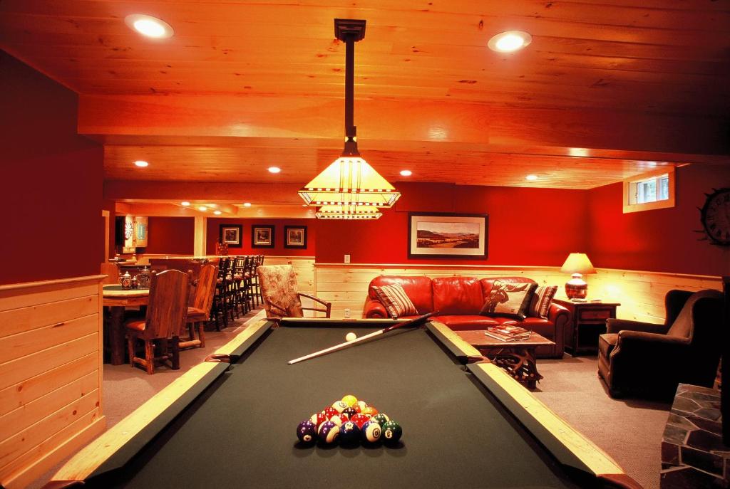 Upscale Fryeburg Cabin Hot Tub and Billiards Table! - Image 8