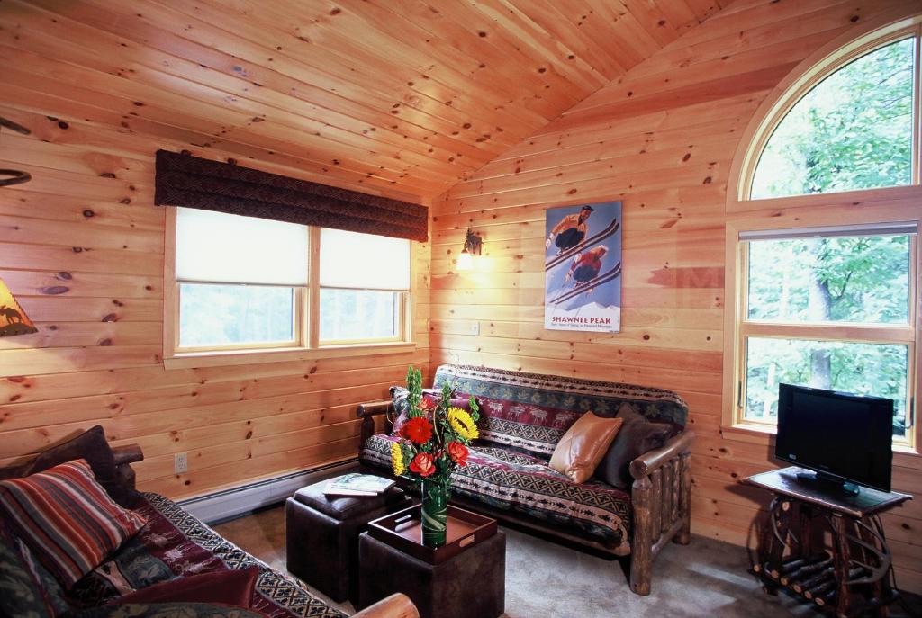 Upscale Fryeburg Cabin Hot Tub and Billiards Table! - Image 4