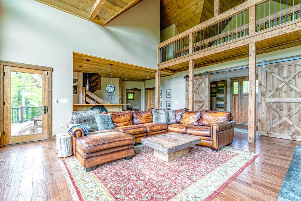 Mountain Estate Family Getaway - Image 7