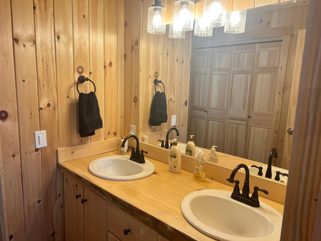 Loafers' Lodge - Image 8