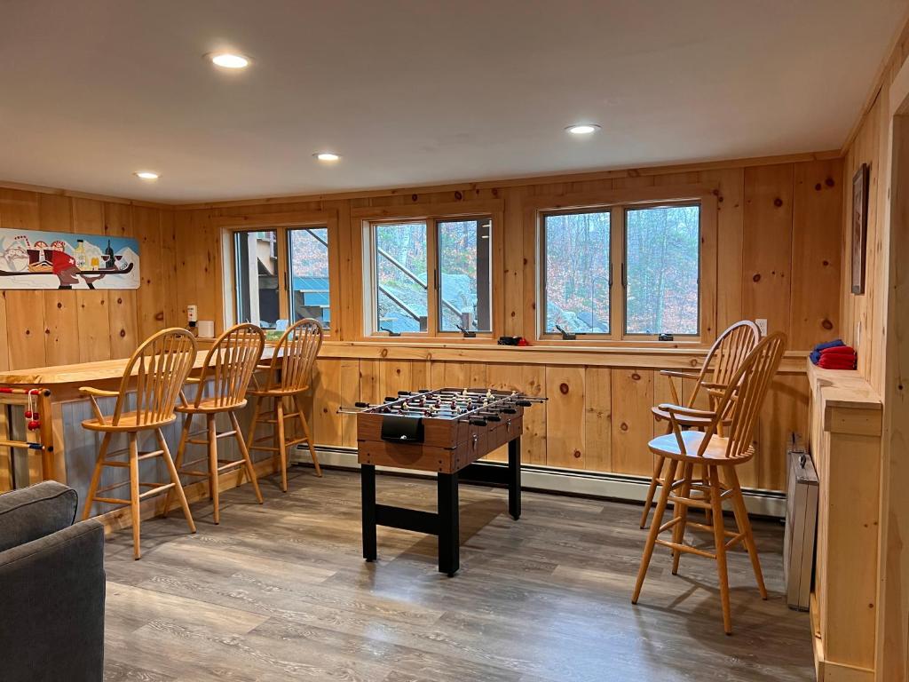 Loafers' Lodge - Image 4