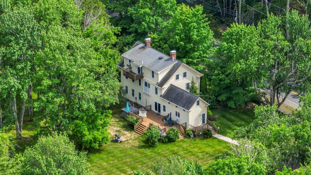 4 BDR with Private Hot tub Backyard and Deck