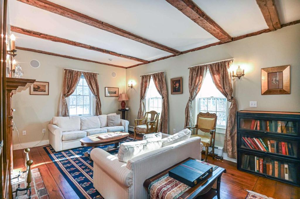 4 BDR with Private Hot tub Backyard and Deck - Image 5