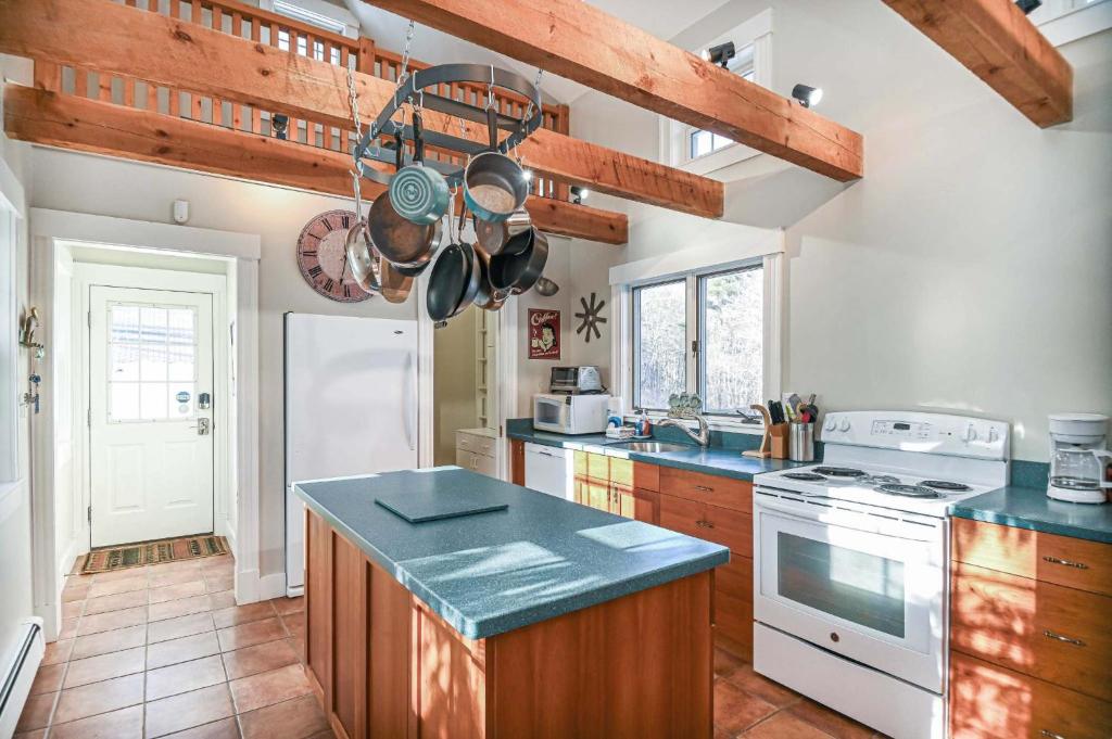 4 BDR with Private Hot tub Backyard and Deck - Image 6