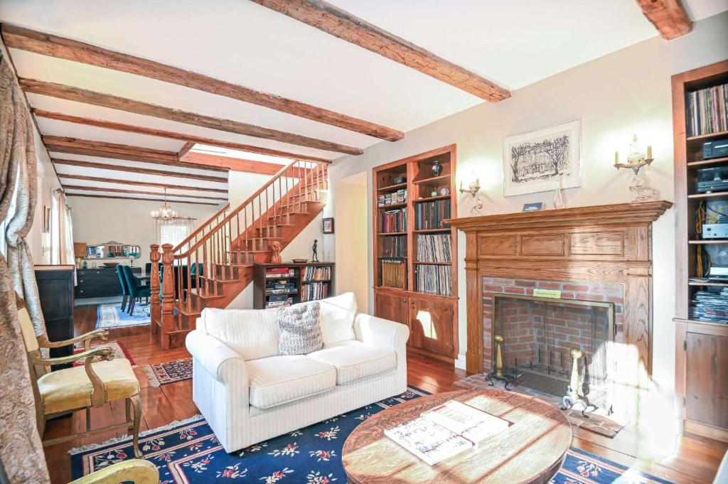 4 BDR with Private Hot tub Backyard and Deck - Image 7