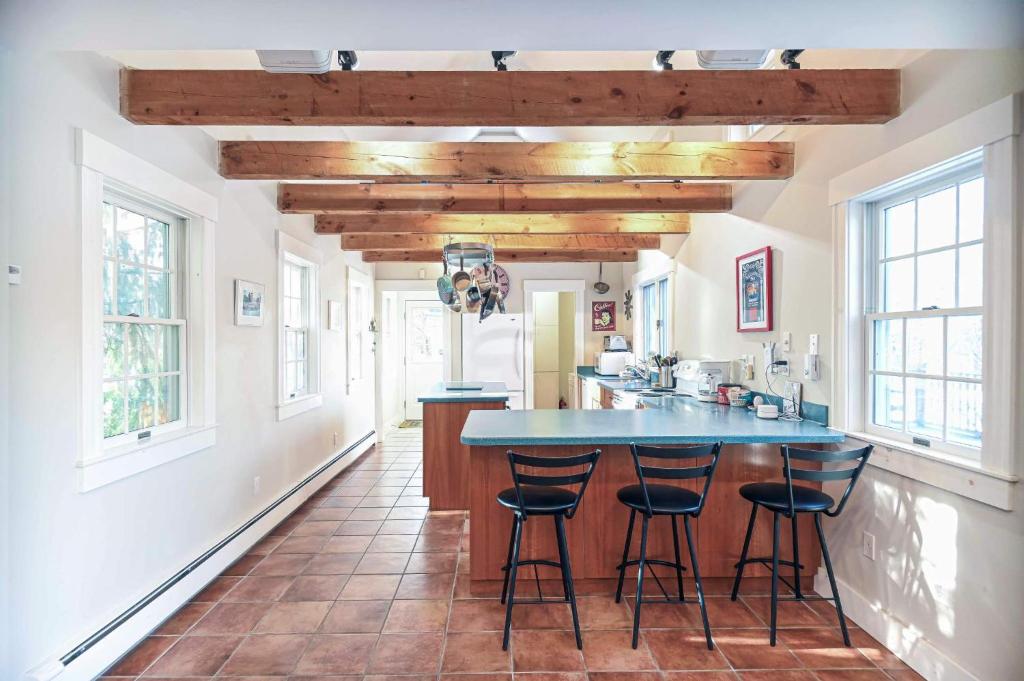 4 BDR with Private Hot tub Backyard and Deck - Image 4