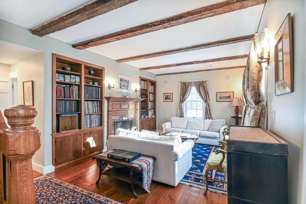 4 BDR with Private Hot tub Backyard and Deck - Image 8