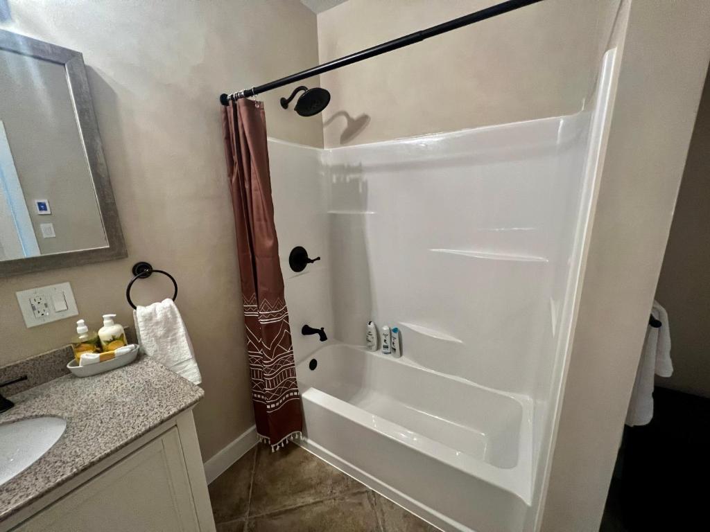 The Reminisce vacation home 5br/3bt,downtown BH