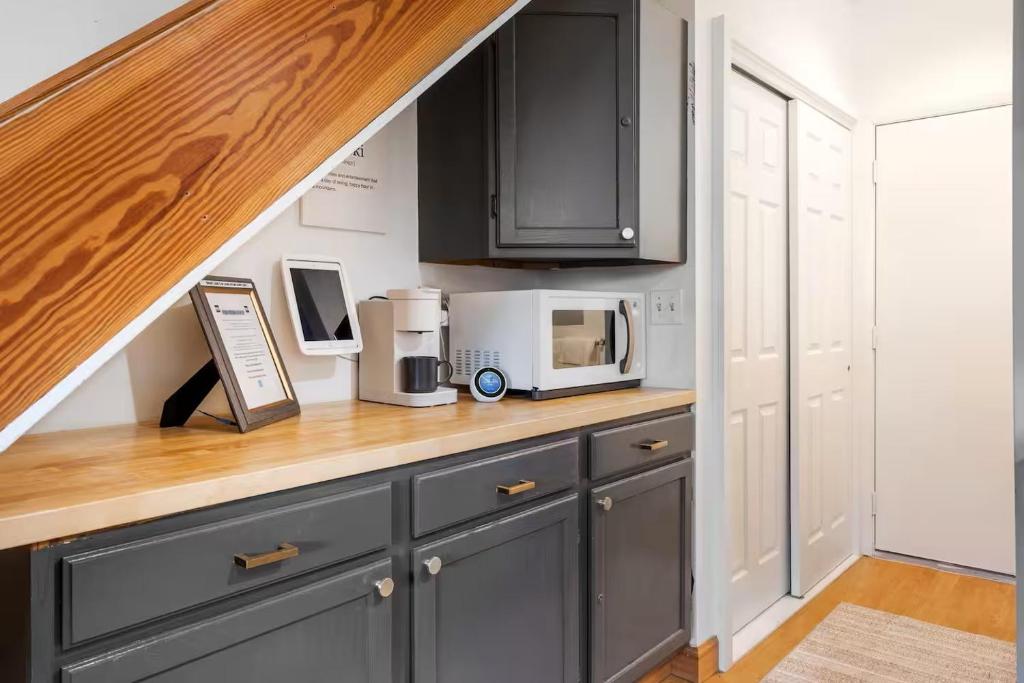 Sunday River Ski In Ski Out Mountain View Condo with Hot Tub Pool and Sauna! - Image 5