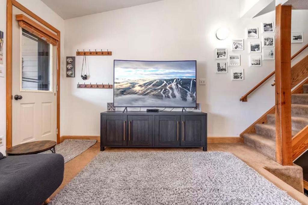 Sunday River Ski In Ski Out Mountain View Condo with Hot Tub Pool and Sauna! - Image 6