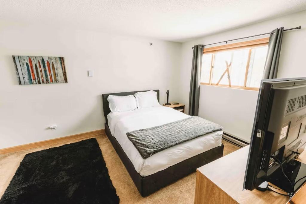 Sunday River Ski In Ski Out Mountain View Condo with Hot Tub Pool and Sauna! - Image 8