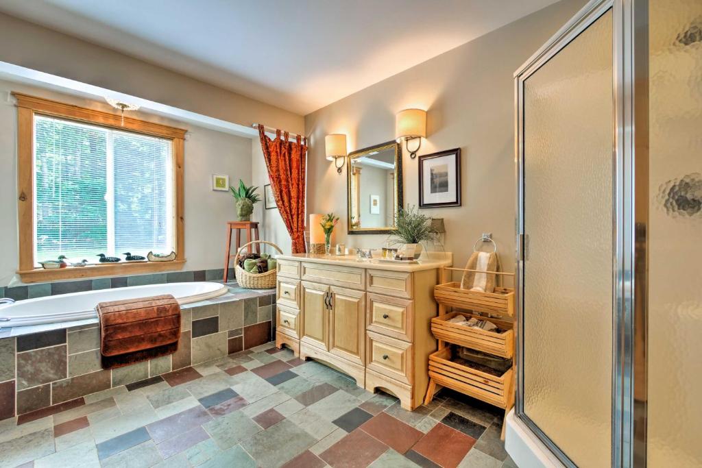 Waterfront Great Pond Cottage with Hot Tub and Deck! - Image 7