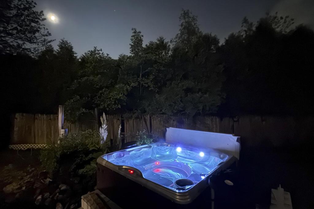 Hot Tub (Jacuzzi) - Photo 2