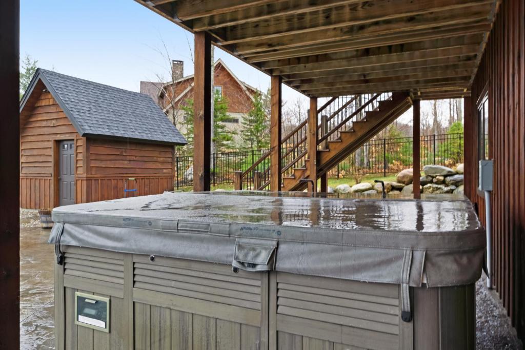 Hot Tub (Jacuzzi) - Photo 2