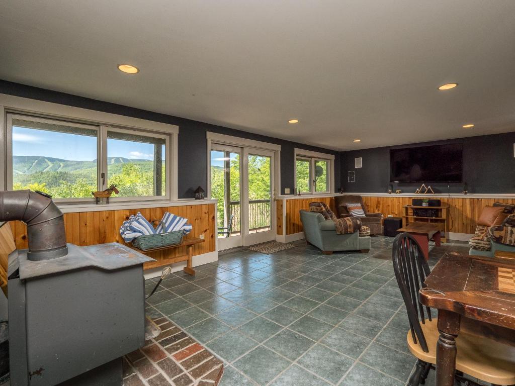 SUNDAY RIVER VIEWS!! Minutes from the mountain! - Image 5