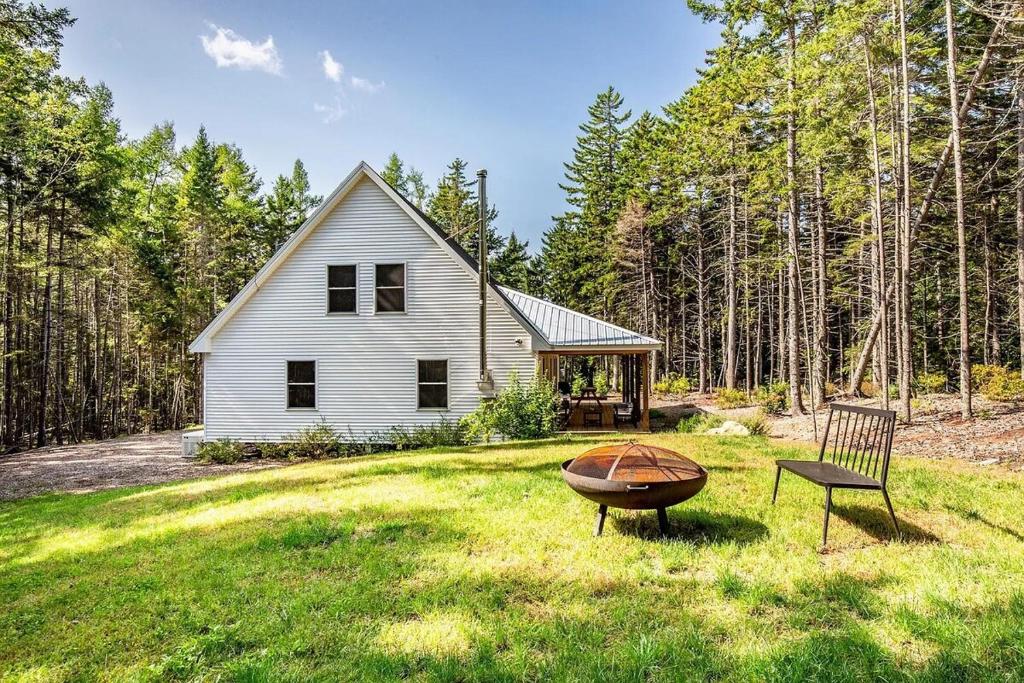 Fellows Maine Home, A Coastal Retreat Near Acadia - Image 6