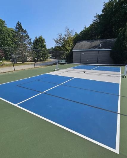 Fall Cottage that Sleeps 6 with 2 Bedrooms Sun Room Jaccuzi 1 Mile to Beach! - Image 7