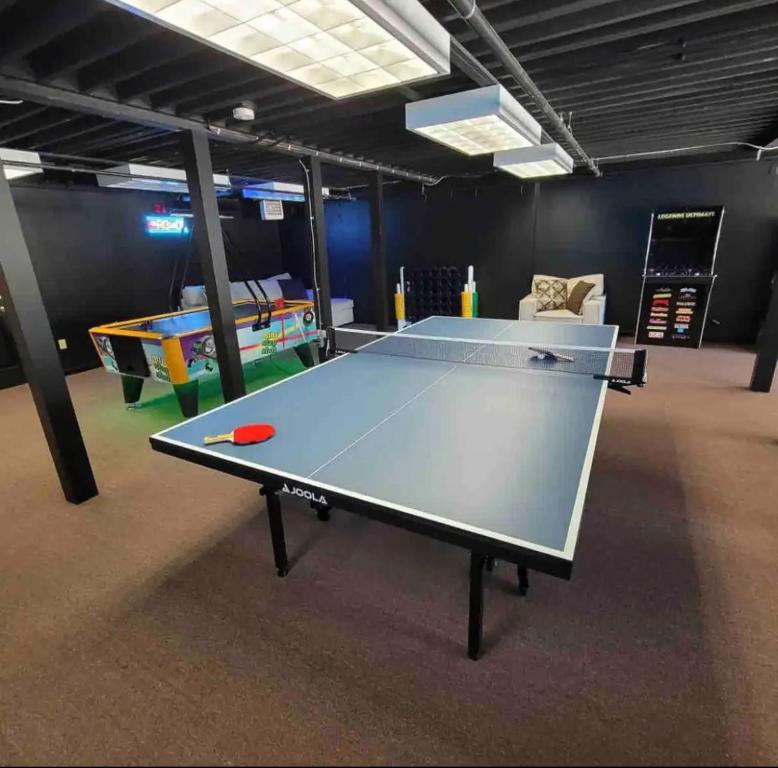 Fall Cottage that Sleeps 6 with 2 Bedrooms Sun Room Jaccuzi 1 Mile to Beach! - Image 8