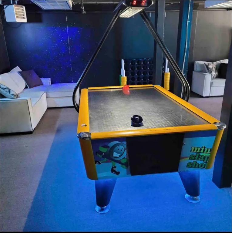 Fall Cottage that Sleeps 6 with 2 Bedrooms Sun Room Jaccuzi 1 Mile to Beach! - Image 6