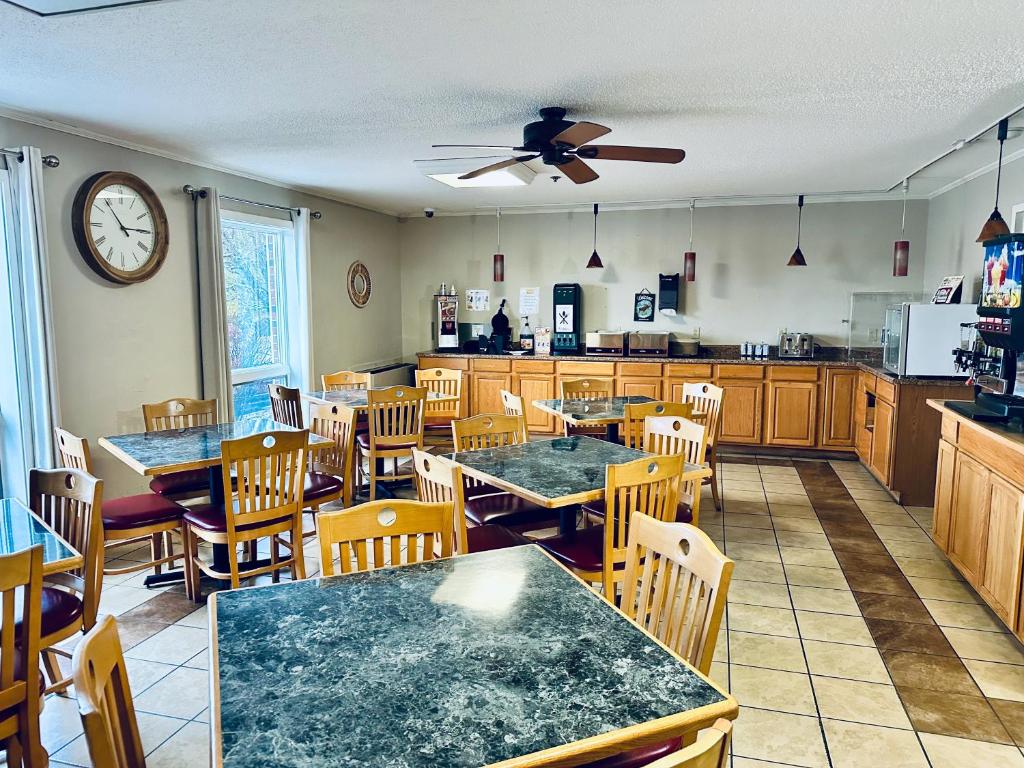 Ivey's Motor Lodge - Image 6