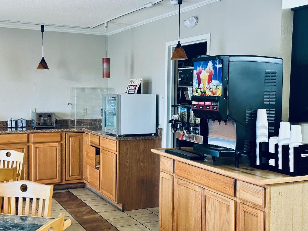 Ivey's Motor Lodge - Image 7