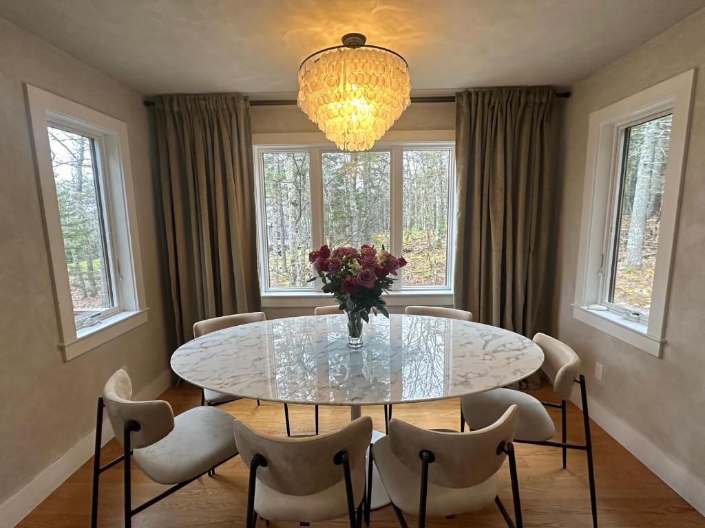 Modern House Family Retreat - Image 6