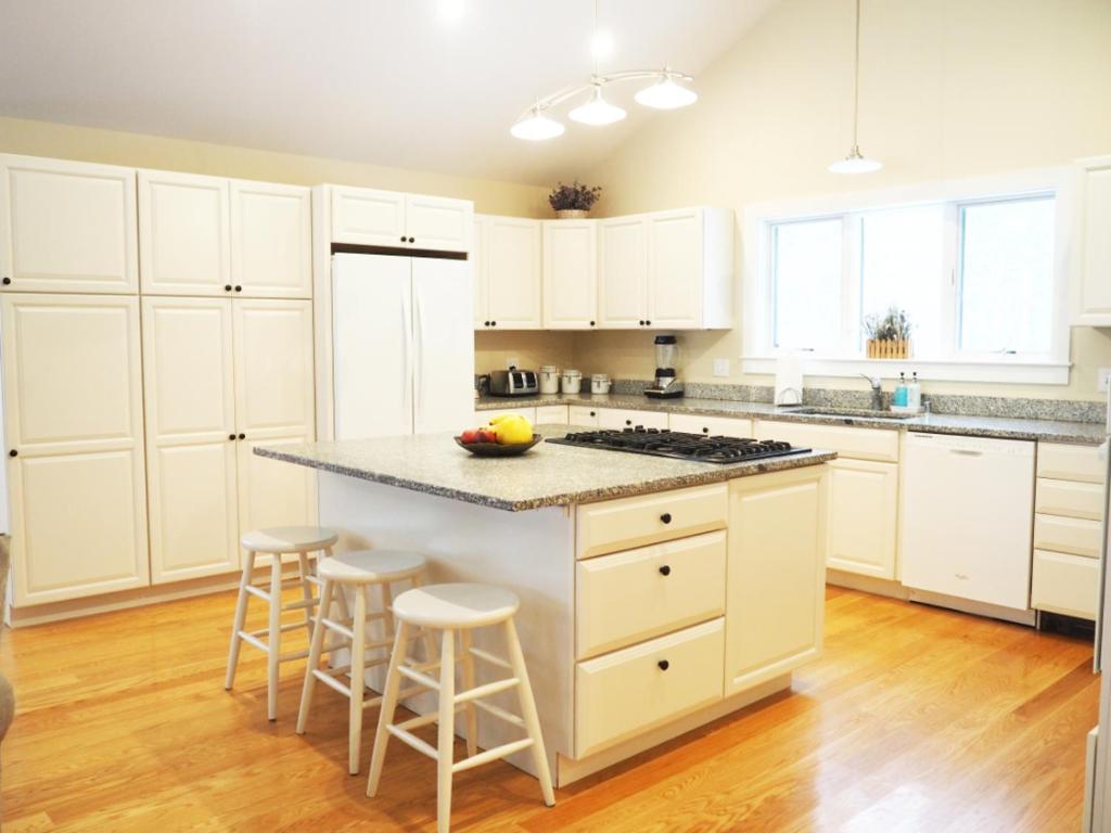 Modern House Family Retreat - Image 4