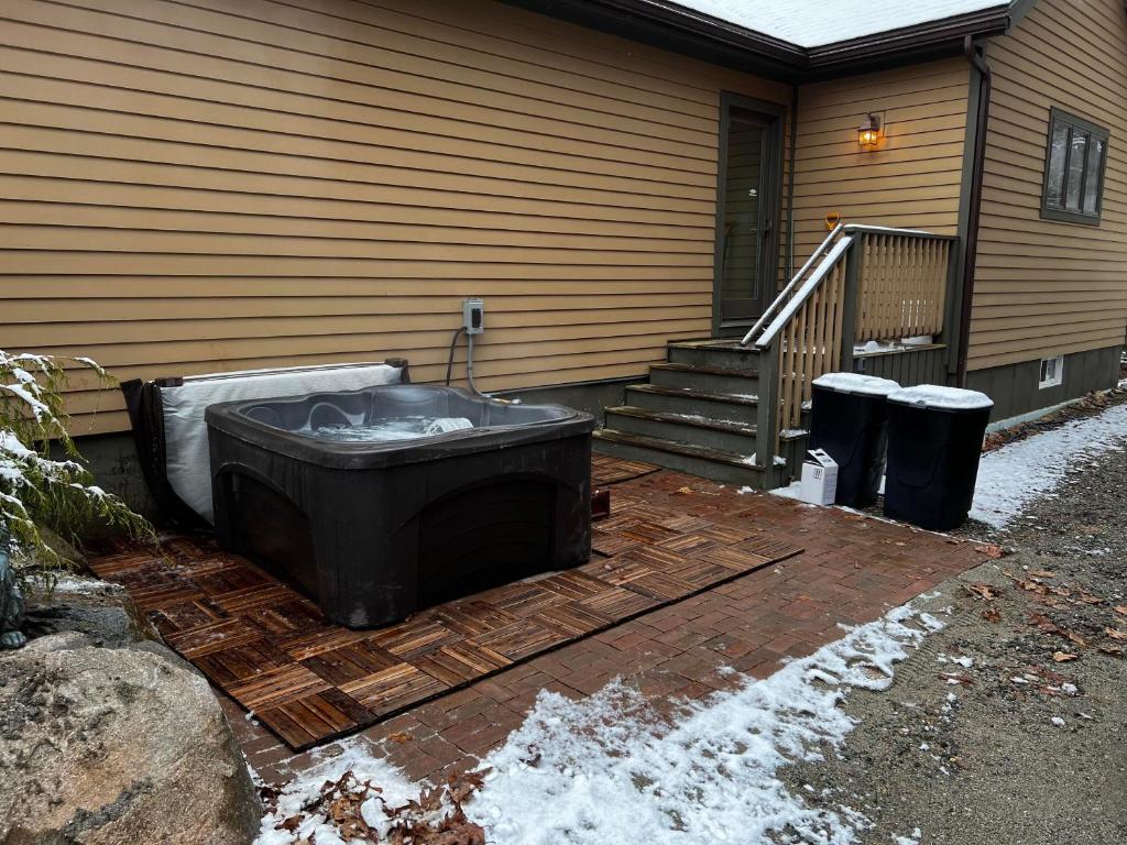 Hot Tub (Jacuzzi) - Photo 2