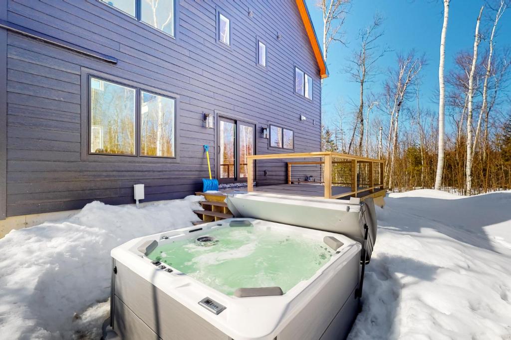 Hot Tub (Jacuzzi) - Photo 2