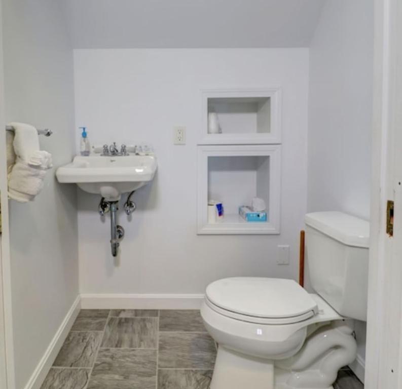 Carriage House Motel Cottages & Suites - Image 8