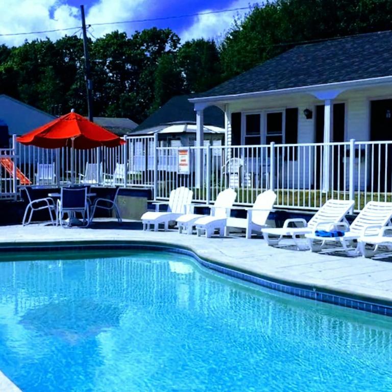 Carriage House Motel Cottages & Suites - Image 6