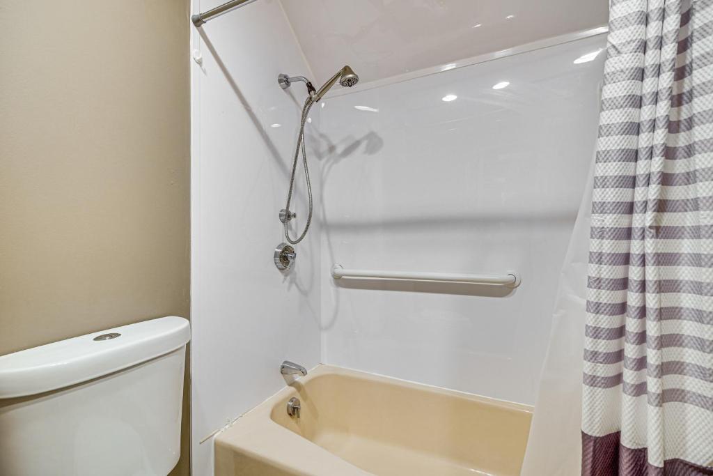 Hot Tub (Jacuzzi) - Photo 2