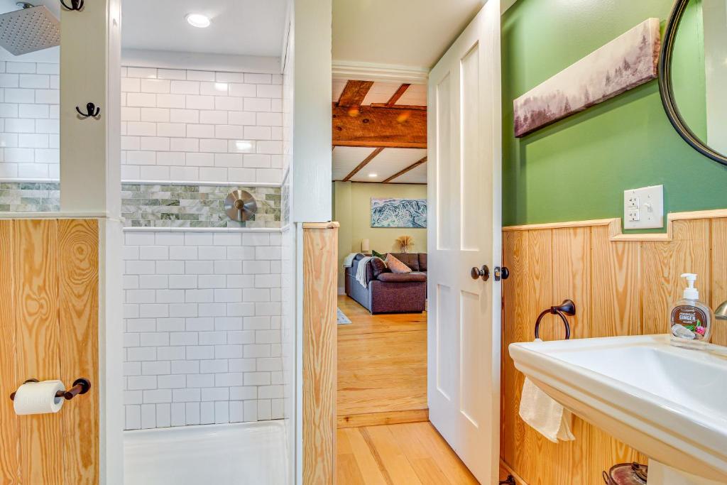 10 Mi to Skiing Historic Farmhouse in Maine! - Image 8