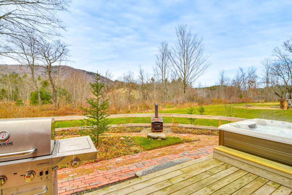 10 Mi to Skiing Historic Farmhouse in Maine!