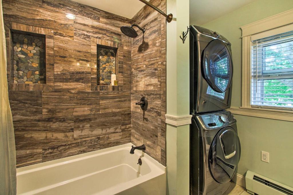 Walk to Beach Maine Home with Hot Tub and Deck! - Image 8