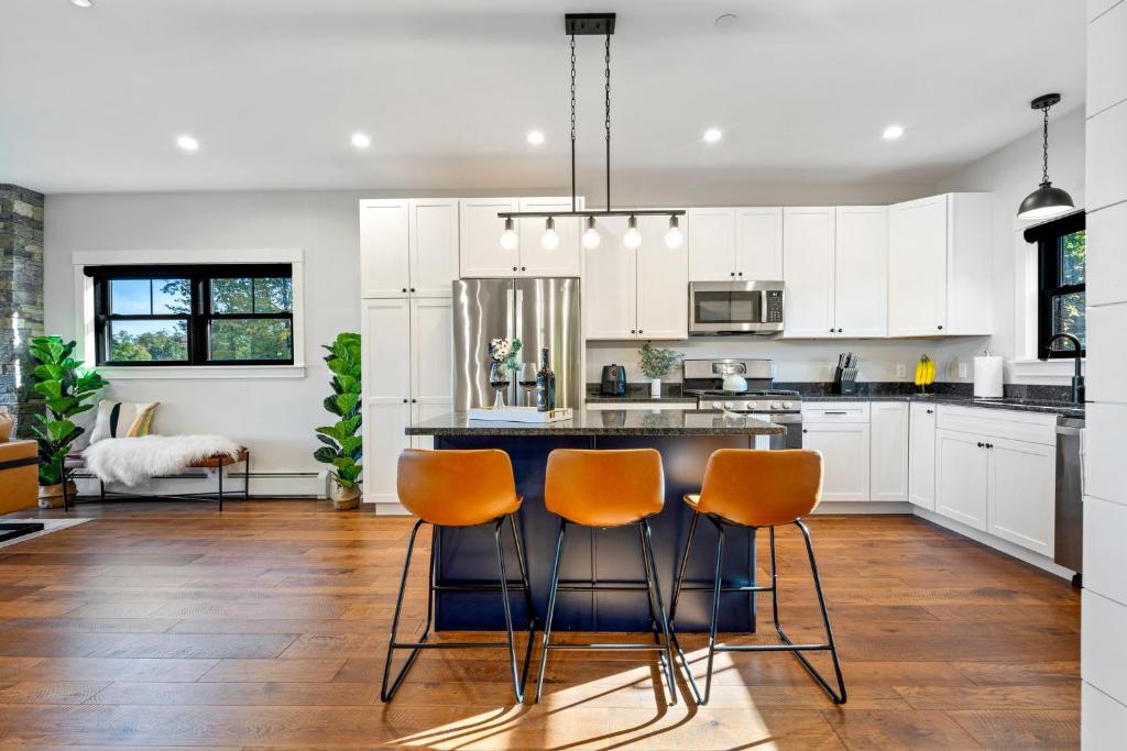 Brand New Retreat near Ski Resort, Game Room, Sauna, Hot Tub, Pool - Image 5