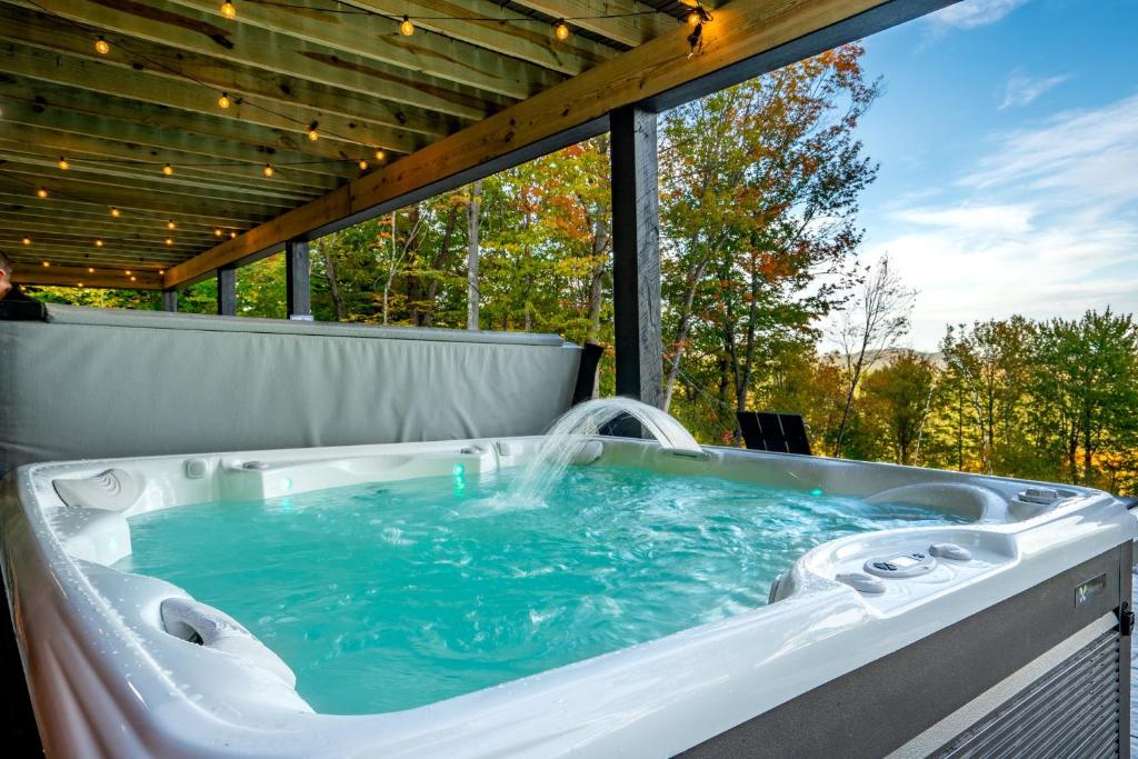 Brand New Retreat near Ski Resort, Game Room, Sauna, Hot Tub, Pool