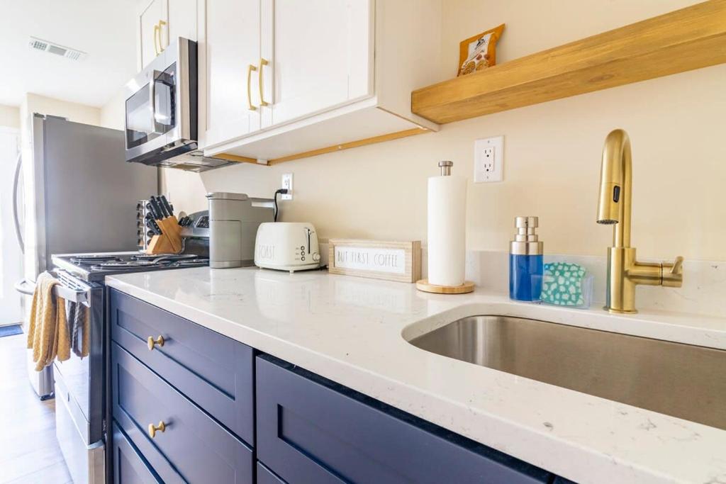 5 bedrooms with 4 Full Bath Fire Pit BBQ and Plush Amen on 1 2 acre - Image 6