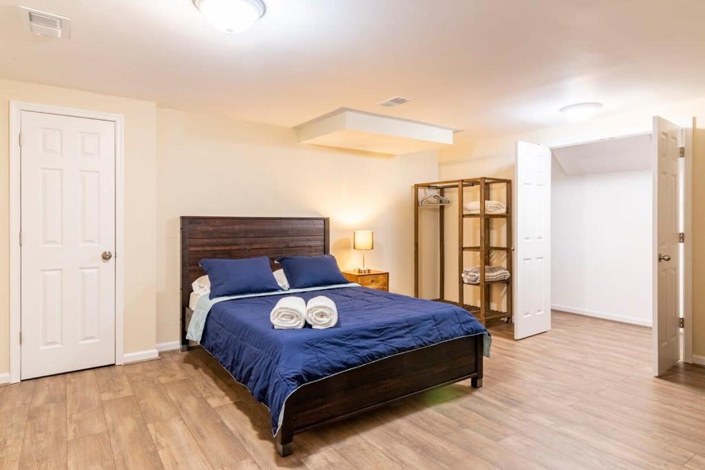 5 bedrooms with 4 Full Bath Fire Pit BBQ and Plush Amen on 1 2 acre - Image 5