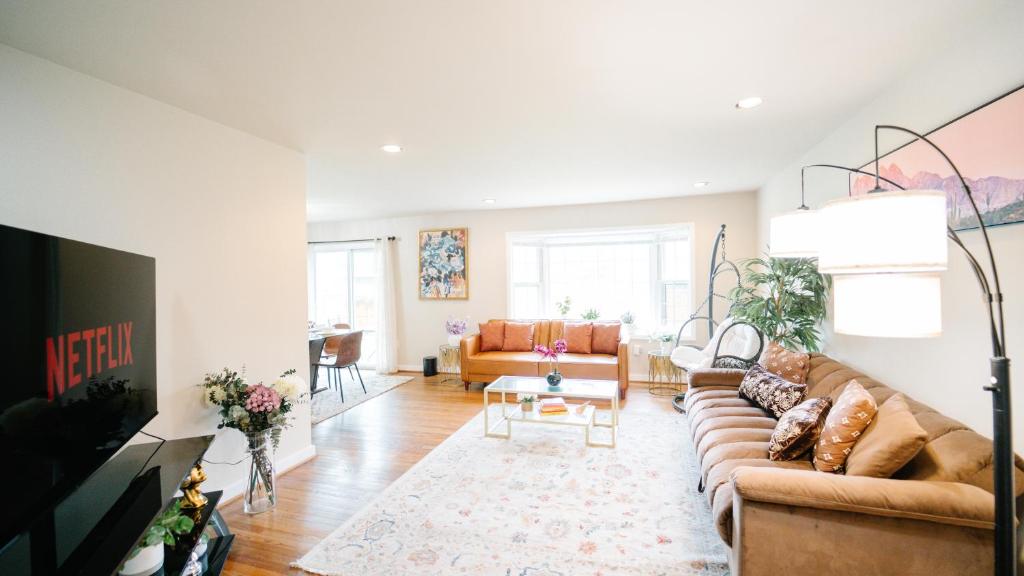 Gorgeous 7BR 3BA Family Home in Maryland - Image 4