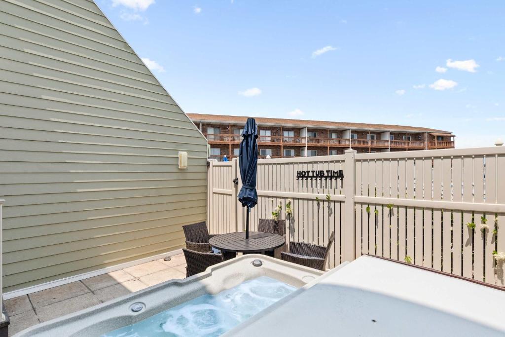 Hot Tub (Jacuzzi) - Photo 3