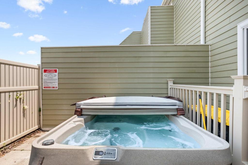 Hot Tub (Jacuzzi) - Photo 5