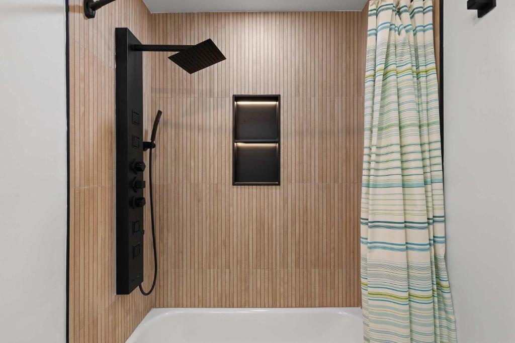 Hot Tub (Jacuzzi) - Photo 2