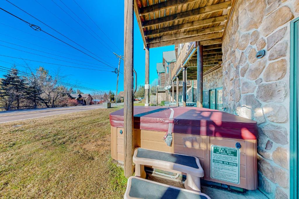 Hot Tub (Jacuzzi) - Photo 2