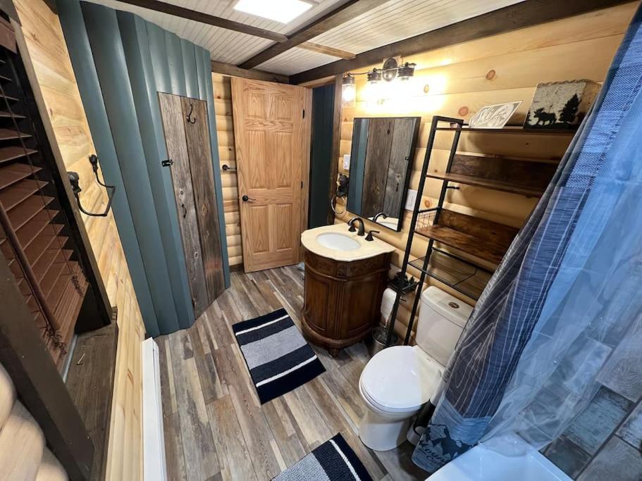 Cubs Den - Hot Tub- Walk to Lake- Fire Pit - Kayaks - Image 8