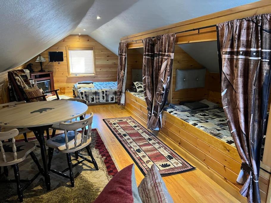 Cubs Den - Hot Tub- Walk to Lake- Fire Pit - Kayaks - Image 4