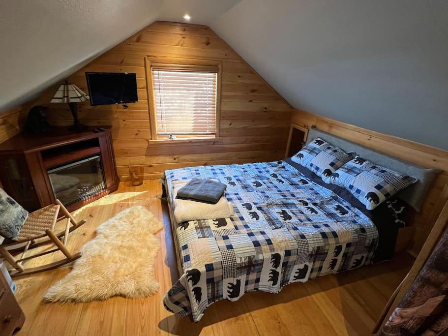 Cubs Den - Hot Tub- Walk to Lake- Fire Pit - Kayaks - Image 7