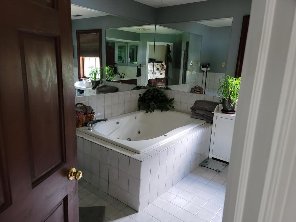 Large Home with Pool & 7 bedrooms; sleeps 21