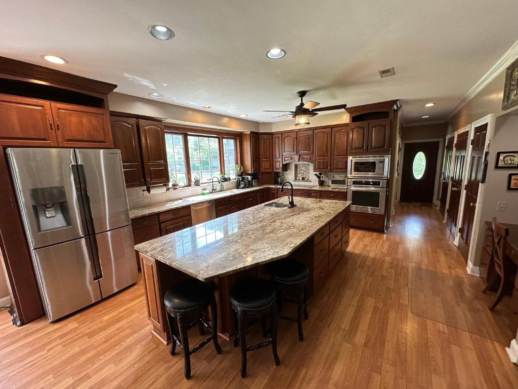 Large Home with Pool & 7 bedrooms; sleeps 21 - Image 5